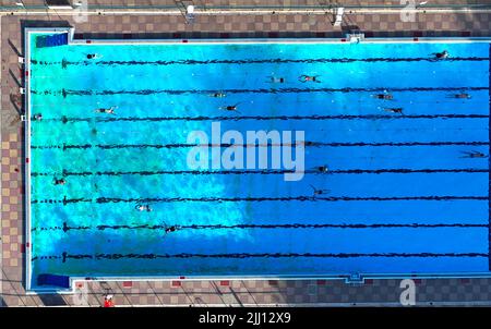 Alors que nous nous apprêtons à affronter la prochaine vague de chaleur, certains nageurs profitent d'un plongeon dans la piscine du Lido de Peterborough, à Peterborough, Cambridgeshire, au Royaume-Uni, sur 15 juillet 2022 Banque D'Images