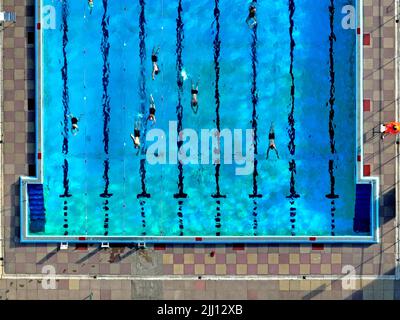 Alors que nous nous apprêtons à affronter la prochaine vague de chaleur, certains nageurs profitent d'un plongeon dans la piscine du Lido de Peterborough, à Peterborough, Cambridgeshire, au Royaume-Uni, sur 15 juillet 2022 Banque D'Images