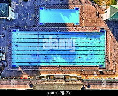 Alors que nous nous apprêtons à affronter la prochaine vague de chaleur, certains nageurs profitent d'un plongeon dans la piscine du Lido de Peterborough, à Peterborough, Cambridgeshire, au Royaume-Uni, sur 15 juillet 2022 Banque D'Images