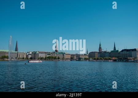 Le Binnenalster dans le centre de Hambourg par une journée ensoleillée Banque D'Images