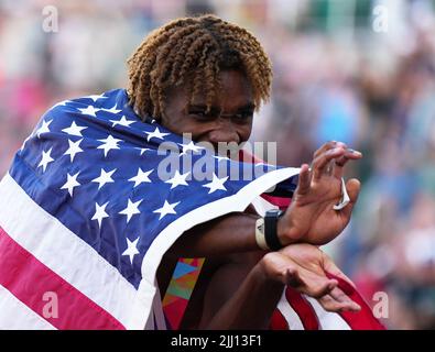 Eugene, États-Unis. 21st juillet 2022. Noah Lyles des États-Unis célèbre après avoir remporté le 200m masculin aux Championnats du monde d'athlétisme Oregon22 à Eugene, Oregon, États-Unis, 21 juillet 2022. Crédit : Wang Ying/Xinhua/Alay Live News Banque D'Images