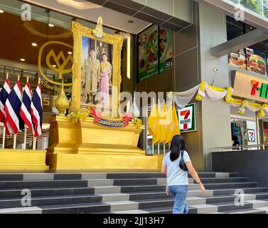 Bangkok, Thaïlande. 18th juillet 2022. En face d'un bâtiment public sur Silom Road se dresse une grande photo dans un cadre doré du roi Maha Vajiralongkorn et de son épouse Suthida. Même si le monarque est généralement hors du pays, il est toujours omniprésent dans sa patrie. Jeudi, 28 juillet 2022, il aura 70 ans. (À dpa omniprésent encore loin: Le roi de Thaïlande a 70 ans) crédit: Carola Frentzen/dpa/Alamy Live News Banque D'Images