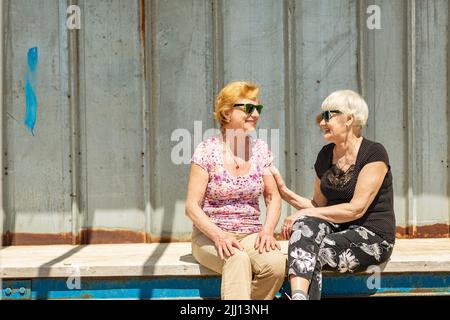 Deux femmes âgées sont heureuses de se rencontrer Banque D'Images