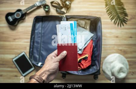 Une valise pour des vacances d'été. Préparation des choses et des documents pour un voyage tant attendu en mer par avion. Banque D'Images