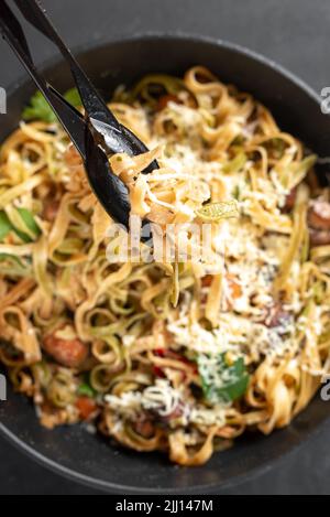 Fetuccini italien fait maison ou pâtes alfredo, également appelées Funghi Porcini cuisinées dans une poêle en fonte avec champignons et sauce à la crème Banque D'Images