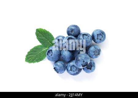 Bleuets mûrs frais avec feuilles vertes isolées sur fond blanc. Vue de dessus Banque D'Images