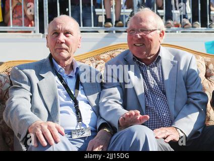 Hambourg, Allemagne. 09th septembre 2012. Les anciens joueurs de football Horst Eckel (l-r) et Uwe Seeler sont assis au stade Millerntor, au cours de la journée des légendes. Seeler mourut jeudi (21.07.2022) à l'âge de 85 ans, comme l'a confirmé son ancien club Hamburger SV, citant la famille de Seeler. Credit: Malte Chrétiens/dpa/Alay Live News Banque D'Images