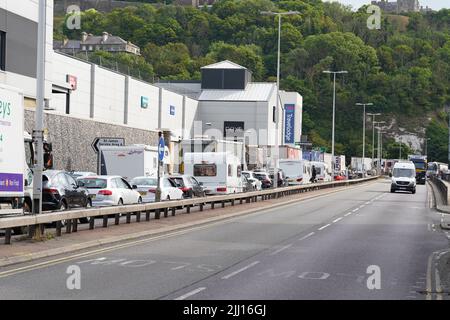 Bouchons de circulation menant au ferry de Douvres, dans le Kent, de nombreuses familles s'embarquent pour des escapades au début des vacances d'été pour de nombreuses écoles en Angleterre et au pays de Galles. Le personnel du contrôle français des frontières au port de Douvres est « lamentablement insuffisant », ce qui fait que les vacanciers sont coincés dans de longues files d'attente, a déclaré le port de Kent. Date de la photo: Vendredi 22 juillet 2022. Banque D'Images