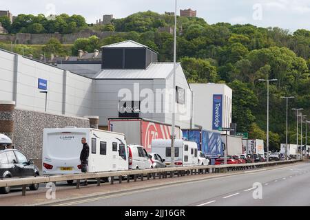 Bouchons de circulation menant au ferry de Douvres, dans le Kent, de nombreuses familles s'embarquent pour des escapades au début des vacances d'été pour de nombreuses écoles en Angleterre et au pays de Galles. Le personnel du contrôle français des frontières au port de Douvres est « lamentablement insuffisant », ce qui fait que les vacanciers sont coincés dans de longues files d'attente, a déclaré le port de Kent. Date de la photo: Vendredi 22 juillet 2022. Banque D'Images