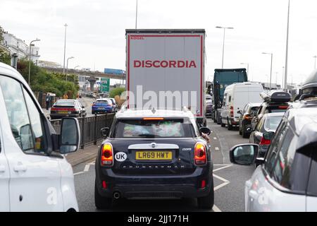 Bouchons de circulation menant au port de ferry de Douvres, dans le Kent, de nombreuses familles s'embarquent pour des escapades au début des vacances d'été pour de nombreuses écoles en Angleterre et au pays de Galles. Le personnel du contrôle français des frontières au port de Douvres est « lamentablement insuffisant », ce qui fait que les vacanciers sont coincés dans de longues files d'attente, a déclaré le port de Kent. Date de la photo: Vendredi 22 juillet 2022. Banque D'Images