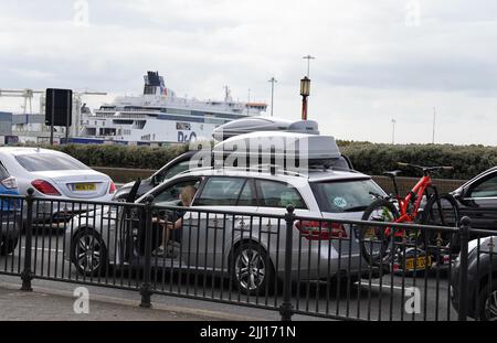 Bouchons de circulation menant au port de ferry de Douvres, dans le Kent, de nombreuses familles s'embarquent pour des escapades au début des vacances d'été pour de nombreuses écoles en Angleterre et au pays de Galles. Le personnel du contrôle français des frontières au port de Douvres est « lamentablement insuffisant », ce qui fait que les vacanciers sont coincés dans de longues files d'attente, a déclaré le port de Kent. Date de la photo: Vendredi 22 juillet 2022. Banque D'Images