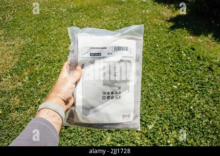 Paris, France - 14 mai 2022 : jardin vert avec nouveau COUVERCLE SODERHAMN Ikea pour accoudoir dans le paquet Banque D'Images
