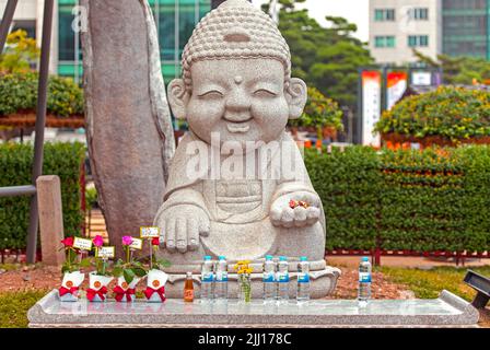 SÉOUL - octobre 01 : statue de bouddha en pierre souriante avec des cadeaux au temple Jogyesa à Séoul, 01 octobre. 2016 en Corée du Sud Banque D'Images