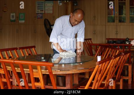 Changsha, province chinoise du Hunan. 2nd juillet 2022. Yang Zhengbang nettoie une table dans sa maison au village de Shibadong à Xiangxi Tujia et préfecture autonome de Miao, province du Hunan en Chine centrale, 2 juillet 2022. Credit: Xue Yuge/Xinhua/Alay Live News Banque D'Images