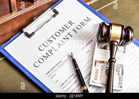 Les plaintes. Wooden gavel et livres en arrière-plan. Concept du droit et de la justice. Banque D'Images