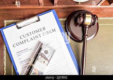 Les plaintes. Wooden gavel et livres en arrière-plan. Concept du droit et de la justice. Banque D'Images