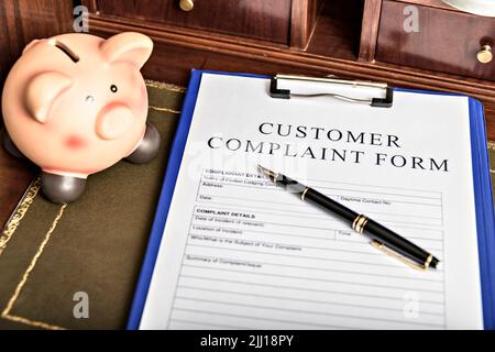 Les plaintes. Wooden gavel et livres en arrière-plan. Concept du droit et de la justice. Banque D'Images