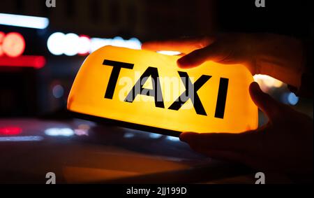 Le panneau de taxi s'allume dans la rue Banque D'Images