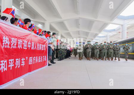 Vientiane, Laos. 19th juillet 2022. Une équipe médicale de l'Armée populaire de libération de Chine est accueillie à Vientiane, au Laos, sur 19 juillet 2022. Une équipe médicale de l'Armée populaire de libération de Chine est arrivée au Laos pour rejoindre l'Armée populaire lao afin d'effectuer les exercices conjoints de secours et de services médicaux humanitaires « Peace train-2022 ». Credit: Kaikeo Saiyasane/Xinhua/Alay Live News Banque D'Images