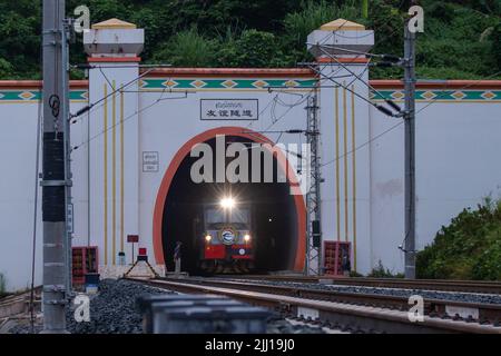 Vientiane. 19th juillet 2022. Le train médical de l'Armée populaire de libération de la Chine traverse la frontière avec le Laos en traversant le tunnel de l'amitié du chemin de fer Chine-Laos, et arrive dans la ville frontalière de Boten au Laos sur 19 juillet 2022. Une équipe médicale de l'Armée populaire de libération de Chine est arrivée au Laos pour rejoindre l'Armée populaire lao afin d'effectuer les exercices conjoints de secours et de services médicaux humanitaires « Peace train-2022 ». Credit: Kaikeo Saiyasane/Xinhua/Alay Live News Banque D'Images