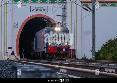 Vientiane. 19th juillet 2022. Le train médical de l'Armée populaire de libération de la Chine traverse la frontière avec le Laos en traversant le tunnel de l'amitié du chemin de fer Chine-Laos, et arrive dans la ville frontalière de Boten au Laos sur 19 juillet 2022. Une équipe médicale de l'Armée populaire de libération de Chine est arrivée au Laos pour rejoindre l'Armée populaire lao afin d'effectuer les exercices conjoints de secours et de services médicaux humanitaires « Peace train-2022 ». Credit: Kaikeo Saiyasane/Xinhua/Alay Live News Banque D'Images