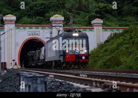 Vientiane. 19th juillet 2022. Le train médical de l'Armée populaire de libération de la Chine traverse la frontière avec le Laos en traversant le tunnel de l'amitié du chemin de fer Chine-Laos, et arrive dans la ville frontalière de Boten au Laos sur 19 juillet 2022. Une équipe médicale de l'Armée populaire de libération de Chine est arrivée au Laos pour rejoindre l'Armée populaire lao afin d'effectuer les exercices conjoints de secours et de services médicaux humanitaires « Peace train-2022 ». Credit: Kaikeo Saiyasane/Xinhua/Alay Live News Banque D'Images