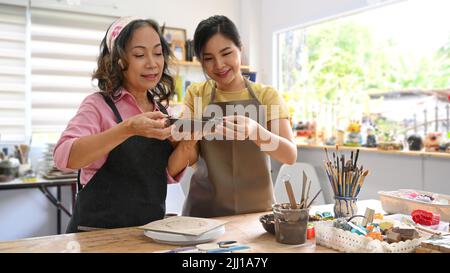 Jeune femme asiatique une femme à la retraite appréciant un atelier de poterie dans un studio confortable Banque D'Images