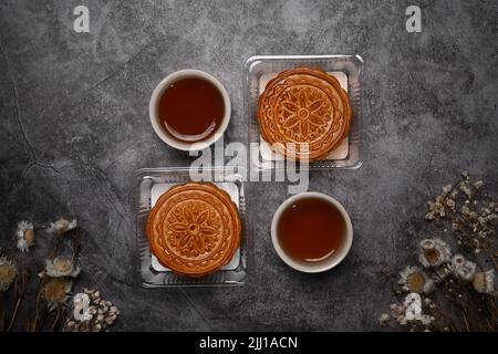 Plat Lay chinois traditionnel mi automne festival gâteau de lune sur fond gris rustique Banque D'Images