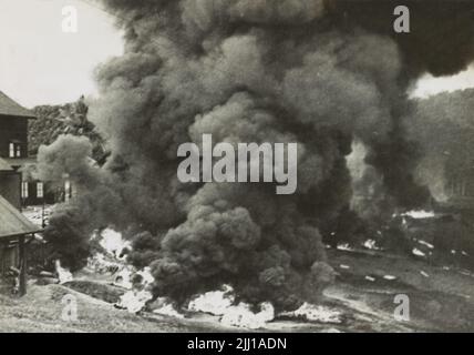 Une photo d'époque vers février 1942 montrant une usine de caoutchouc brûlée par les forces britanniques en Malaisie pendant l'invasion japonaise de 1942. Les Britanniques ont employé une politique de la terre brûlée pour empêcher des ressources précieuses comme le caoutchouc de tomber entre les mains japonaises Banque D'Images
