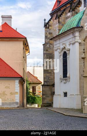 bratislava, slovaquie - 16 octobre 2019 : rues pavées étroites de la vieille ville. vacances européennes en automne. belle architecture sur un soleil Banque D'Images