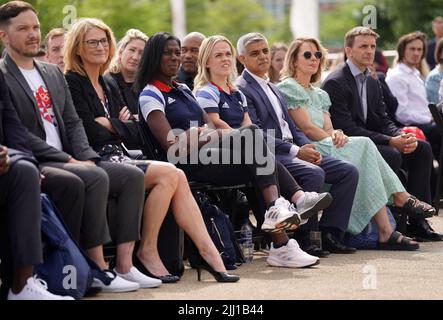 Les médaillés d'or olympiques Christine Ohuruogu (au centre à gauche) et Ellie Simmonds (au centre) avec le maire de Londres Sadiq Khan lors de l'événement anniversaire des Jeux Olympiques de Londres 2012 10th qui s'est tenu au Bridge One au parc olympique de la Reine Elizabeth, à Londres. Mercredi 27 juillet marquera exactement 10 ans depuis la cérémonie d'ouverture des Jeux Olympiques de Londres 2012. Date de la photo: Vendredi 22 juillet 2022. Banque D'Images