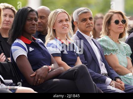 Les médaillés d'or olympiques Christine Ohuruogu (à gauche) et Ellie Simmonds (au centre) avec le maire de Londres Sadiq Khan lors de l'événement anniversaire des Jeux Olympiques de Londres 2012 10th qui s'est tenu au Bridge One au parc olympique de la Reine Elizabeth, à Londres. Mercredi 27 juillet marquera exactement 10 ans depuis la cérémonie d'ouverture des Jeux Olympiques de Londres 2012. Date de la photo: Vendredi 22 juillet 2022. Banque D'Images