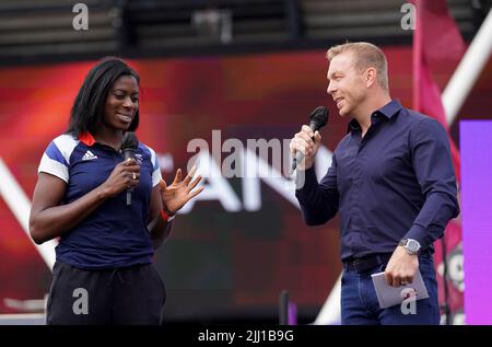 Les médaillés d'or olympiques Christine Ohuruogu et Sir Chris Hoy lors de l'événement anniversaire 10th des Jeux Olympiques de Londres 2012 qui s'est tenu à Bridge One au Parc olympique de la Reine Elizabeth, à Londres. Mercredi 27 juillet marquera exactement 10 ans depuis la cérémonie d'ouverture des Jeux Olympiques de Londres 2012. Date de la photo: Vendredi 22 juillet 2022. Banque D'Images