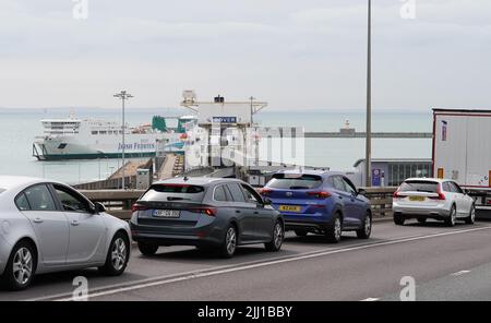 Bouchons de circulation menant au port de ferry de Douvres, dans le Kent, de nombreuses familles s'embarquent pour des escapades au début des vacances d'été pour de nombreuses écoles en Angleterre et au pays de Galles. Le personnel du contrôle français des frontières au port de Douvres est « lamentablement insuffisant », ce qui fait que les vacanciers sont coincés dans de longues files d'attente, a déclaré le port de Kent. Date de la photo: Vendredi 22 juillet 2022. Banque D'Images