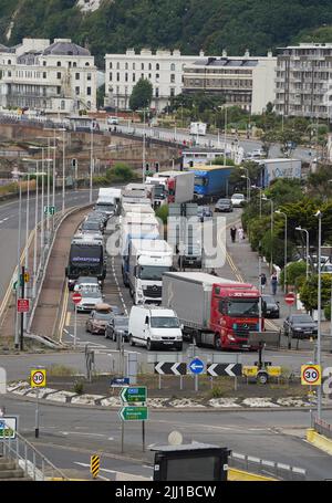 Bouchons de circulation menant au port de ferry de Douvres, dans le Kent, de nombreuses familles s'embarquent pour des escapades au début des vacances d'été pour de nombreuses écoles en Angleterre et au pays de Galles. Le personnel du contrôle français des frontières au port de Douvres est « lamentablement insuffisant », ce qui fait que les vacanciers sont coincés dans de longues files d'attente, a déclaré le port de Kent. Date de la photo: Vendredi 22 juillet 2022. Banque D'Images