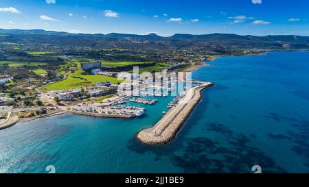 Vue aérienne du port de Latchi, péninsule d'Akamas, Polis Chrysochous, Paphos, Chypre. Le port de Latsi avec bateaux et yachts, restaurants de poissons, Banque D'Images