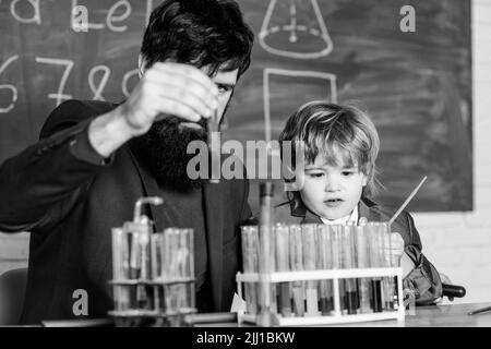 Tubes à essai pour enseignants et enfants.Leçon scolaire.La persévérance paye.Expérience chimique.Symptômes du TDAH à l'école.Programme scolaire Banque D'Images