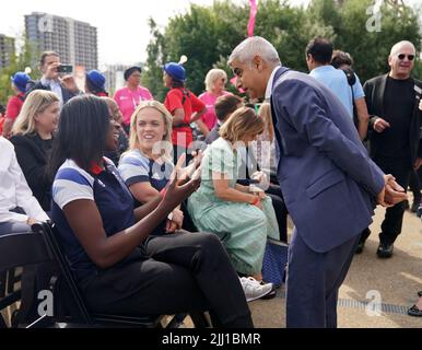 Les médaillés d'or olympiques Christine Ohuruogu (à gauche) et Ellie Simmonds (au centre) avec le maire de Londres Sadiq Khan lors de l'événement anniversaire des Jeux Olympiques de Londres 2012 10th qui s'est tenu au Bridge One au parc olympique de la Reine Elizabeth, à Londres. Mercredi 27 juillet marquera exactement 10 ans depuis la cérémonie d'ouverture des Jeux Olympiques de Londres 2012. Date de la photo: Vendredi 22 juillet 2022. Banque D'Images