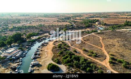 Vue panoramique sur le Liopetri jusqu'à la mer (potamos Liopetriou), Famagusta, Chypre. Un site touristique touristique de pêche village, fj naturel Banque D'Images