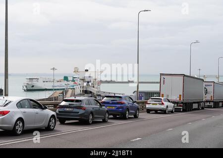 Bouchons de circulation menant au port de ferry de Douvres, dans le Kent, de nombreuses familles s'embarquent pour des escapades au début des vacances d'été pour de nombreuses écoles en Angleterre et au pays de Galles. Le personnel du contrôle français des frontières au port de Douvres est « lamentablement insuffisant », ce qui fait que les vacanciers sont coincés dans de longues files d'attente, a déclaré le port de Kent. Date de la photo: Vendredi 22 juillet 2022. Banque D'Images