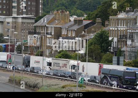 Bouchons de circulation menant au port de ferry de Douvres, dans le Kent, de nombreuses familles s'embarquent pour des escapades au début des vacances d'été pour de nombreuses écoles en Angleterre et au pays de Galles. Le personnel du contrôle français des frontières au port de Douvres est « lamentablement insuffisant », ce qui fait que les vacanciers sont coincés dans de longues files d'attente, a déclaré le port de Kent. Date de la photo: Vendredi 22 juillet 2022. Banque D'Images