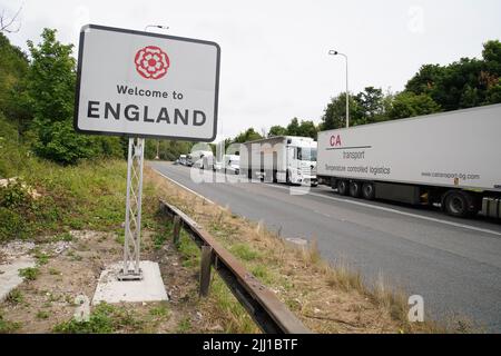 Bouchons de circulation menant au port de ferry de Douvres, dans le Kent, de nombreuses familles s'embarquent pour des escapades au début des vacances d'été pour de nombreuses écoles en Angleterre et au pays de Galles. Le personnel du contrôle français des frontières au port de Douvres est « lamentablement insuffisant », ce qui fait que les vacanciers sont coincés dans de longues files d'attente, a déclaré le port de Kent. Date de la photo: Vendredi 22 juillet 2022. Banque D'Images