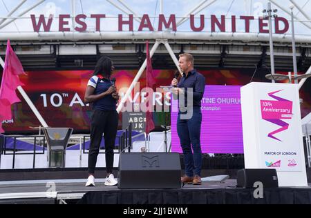 Les médaillés d'or olympiques Christine Ohuruogu et Sir Chris Hoy lors de l'événement anniversaire 10th des Jeux Olympiques de Londres 2012 qui s'est tenu à Bridge One au Parc olympique de la Reine Elizabeth, à Londres. Mercredi 27 juillet marquera exactement 10 ans depuis la cérémonie d'ouverture des Jeux Olympiques de Londres 2012. Date de la photo: Vendredi 22 juillet 2022. Banque D'Images