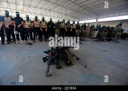 20 juillet 2022, ville de Gaza, bande de Gaza, Palestine : Gaza, Palestine. 20 juillet 2022. Les Brigades Izz ad-DIN Al-Qassam, l'aile militaire du mouvement palestinien de résistance islamique du Hamas, tiennent une marche militaire au port de Gaza dans la ville de Gaza. La marche marque l'anniversaire de la prise du soldat israélien Aron Shaul par les Brigades Al Qassam lors de la guerre d'Israël sur Gaza en 2014 (Credit image: © Ahmad Hasaballah/IMAGESLIVE via ZUMA Press Wire) Banque D'Images