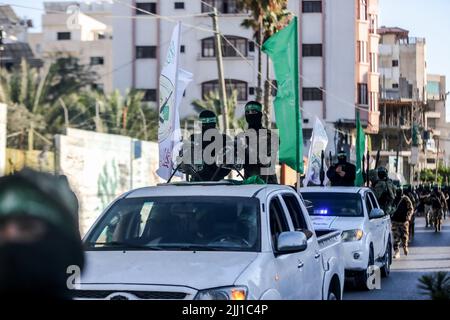 Gaza, bande de Gaza, Palestine. 20th juillet 2022. Gaza, Palestine. 20 juillet 2022. Les Brigades Izz ad-DIN Al-Qassam, l'aile militaire du mouvement palestinien de résistance islamique du Hamas, tiennent une marche militaire au port de Gaza dans la ville de Gaza. La marche marque l'anniversaire de la prise du soldat israélien Aron Shaul par les Brigades Al Qassam lors de la guerre d'Israël sur Gaza en 2014 (Credit image: © Ahmad Hasaballah/IMAGESLIVE via ZUMA Press Wire) Banque D'Images