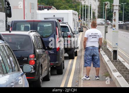 Bouchons de circulation menant au port de ferry de Douvres, dans le Kent, de nombreuses familles s'embarquent pour des escapades au début des vacances d'été pour de nombreuses écoles en Angleterre et au pays de Galles. Le personnel du contrôle français des frontières au port de Douvres est « lamentablement insuffisant », ce qui fait que les vacanciers sont coincés dans de longues files d'attente, a déclaré le port de Kent. Date de la photo: Vendredi 22 juillet 2022. Banque D'Images