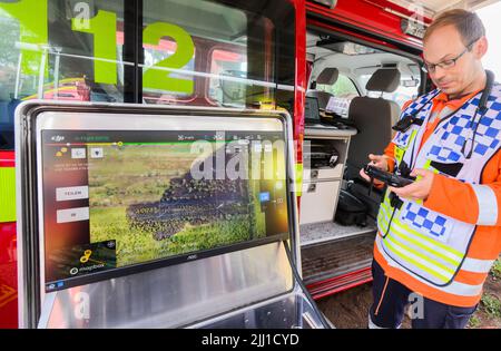 Sassenburg, Allemagne. 22nd juillet 2022. Un pilote de drone du service des incendies appuie les efforts de lutte contre les incendies dans la grande Moor, dans le district de Gifhorn. Jeudi, un incendie s'est déclaré dans la lande sur une zone d'environ 35 terrains de football. Selon le service des incendies, les travaux d'extinction devraient durer plusieurs jours. Credit: Julian Stratenschulte/dpa/Alay Live News Banque D'Images