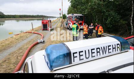 Sassenburg, Allemagne. 22nd juillet 2022. Une pompe spéciale fournit de l'eau à partir du canal latéral d'Elbe pour les opérations de lutte contre les incendies dans la Grande Moor, dans le district de Gifhorn. Jeudi, un incendie avait éclaté dans la lande sur une zone d'environ 35 terrains de football. Selon le service des incendies, les travaux d'extinction devraient durer plusieurs jours. Credit: Julian Stratenschulte/dpa/Alay Live News Banque D'Images