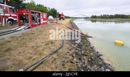 Sassenburg, Allemagne. 22nd juillet 2022. Une pompe spéciale fournit de l'eau à partir du canal latéral d'Elbe pour les opérations de lutte contre les incendies dans la Grande Moor, dans le district de Gifhorn. Jeudi, un incendie avait éclaté dans la lande sur une zone d'environ 35 terrains de football. Selon le service des incendies, les travaux d'extinction devraient durer plusieurs jours. Credit: Julian Stratenschulte/dpa/Alay Live News Banque D'Images
