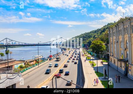 Kiev, Ukraine - 28 juillet 2018 : voitures de circulation sur l'autoroute à plusieurs voies pendant les heures de pointe Banque D'Images